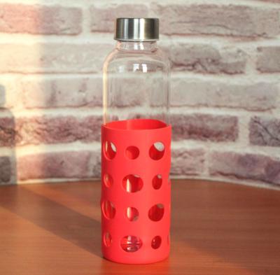 China Hot Selling High Temperature Resistance Borosilicate 580ml Water Bottle With Silicone Sleeve And Stainless Steel Lid for sale