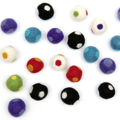 China 2019 Top Product Eco-friendly Wool Twine Handmade Felt Balls Shopping Decoration White Gold Dropshipping for sale