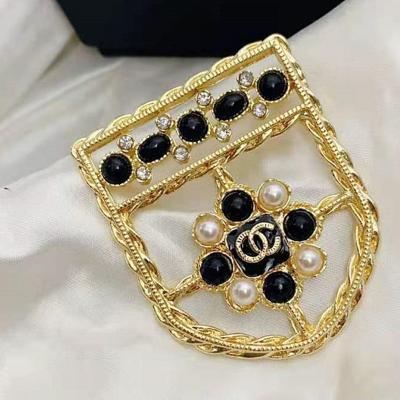 China New Hiphop Women's Rhinestone Pearl Garland Brooch For Women Baroque Fashion Elegant Brooch Pin Party Wedding Gift for sale