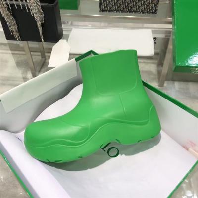 China Fashion Trend Solid Color Round Toe Shoes Thick Soled Rubber Waterproof Rain Boot Women Ladies Ladies Rain Boots for sale