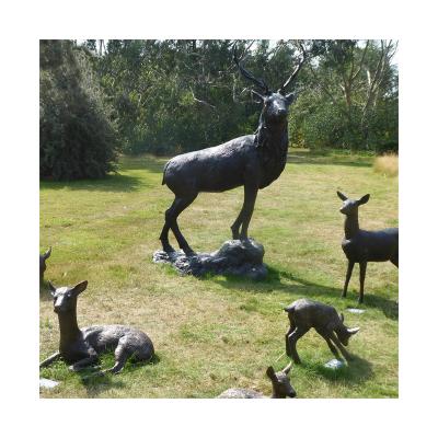 China Large Size Europe Deer And Fawns Graze On The Lawn Bronze Statue For Sale for sale