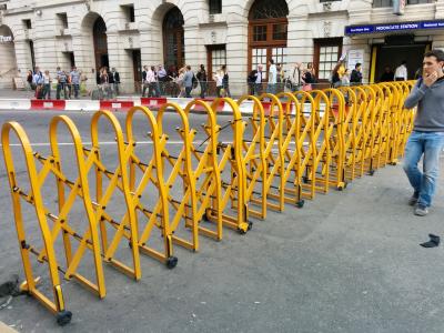 China Powder Coated Aluminium Safety Accordion Barrier Gate For Crowd Control With Brakes for sale