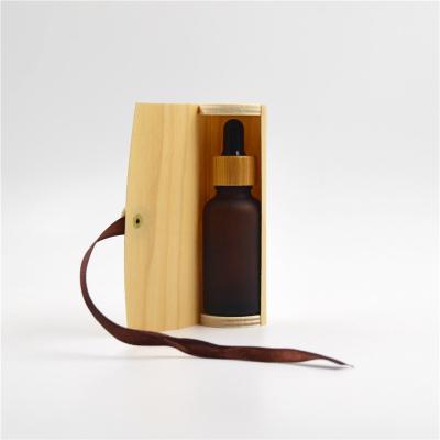 China New Design Personal Care Hair Essential Oil Liquid Glass Bottle Amber Green Green Bamboo Dropper for sale