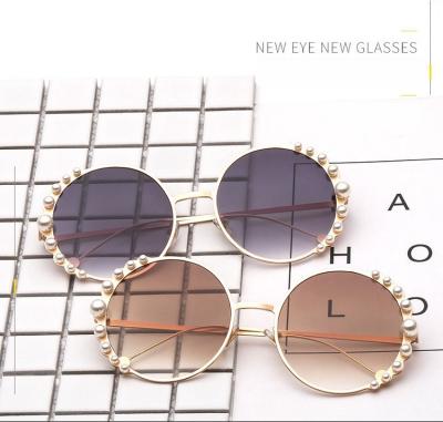 China Trendy Round Sunglasses Women's Fashion Sunglasses With Pearls Ladies Drop Sunglasses for sale