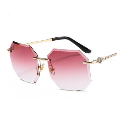 China 2021 Autumn Women's Trendy Sunglasses Metal Frame Sunglasses Fashion Sun Glasses for sale