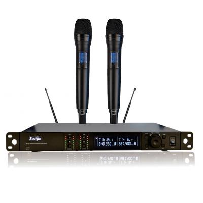 China Professional Handheld Microphone Four Channel Wireless Headphone UHF Microphone KTV Handheld Factory zu verkaufen