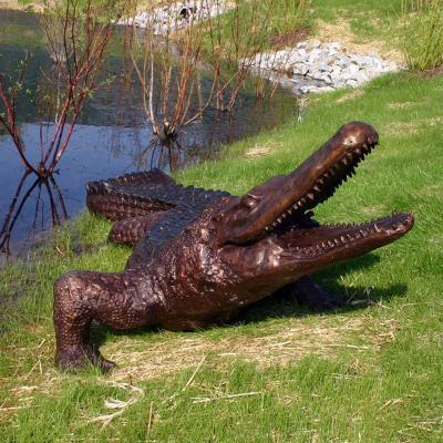 China Home Decor Large Metal Crocodile Sculpture Brass Bronze Statue for sale