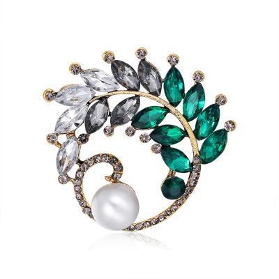 China Fashionable alloy brooch men and women rhinestone pearl brooch Europe and the United States fashion jacket sweater jewelry accessories for sale