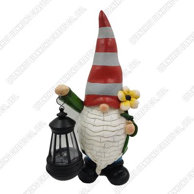 China Europe Garden Figures Solar Lamp Christmas Ornaments Personalized Figurines Gnomes Polyresin Crafts for sale