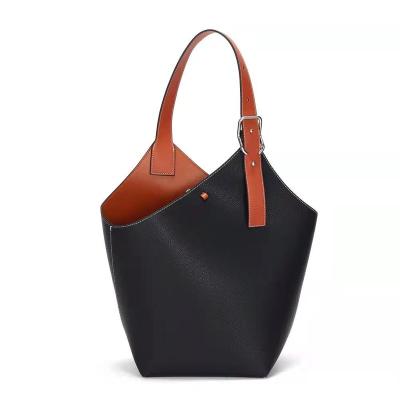 China 2022 Lady Lightweight Genuine Leather Bucket Handbags Cholet Adjustable Strap Purses Free Zipper Pouch For Europe Market for sale