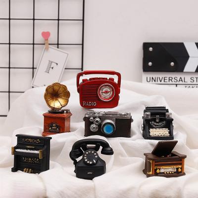 China Modern nostalgic retro resin open mini home decoration ornaments photography props camera phonograph for sale