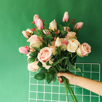 China 2022 Amazon hot selling cheap price silk 5 heads long stem rose flowers artificial flower basket decoration for sale