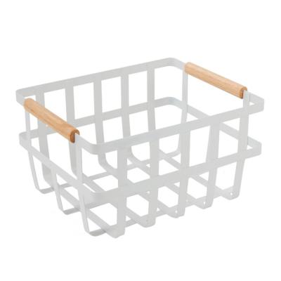 China Viable White Kitchen Organizer Wholesale Fruit Vegetable Iron Wire Metal Flat Storage Basket with Wooden Handle for sale