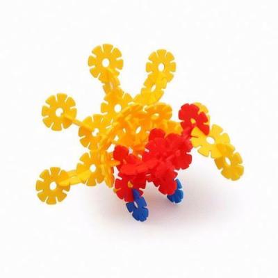 China New Selling Funny/Eco-friendly/Portable Stylish Colorful Snowflake Toy Building Blocks Locking Toy for sale