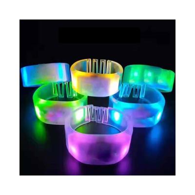 China Suministros para fiestas de festival con pulsera LED de color cambiado para el evento Logotipo personalizado Flash Up LED Bracelet en venta