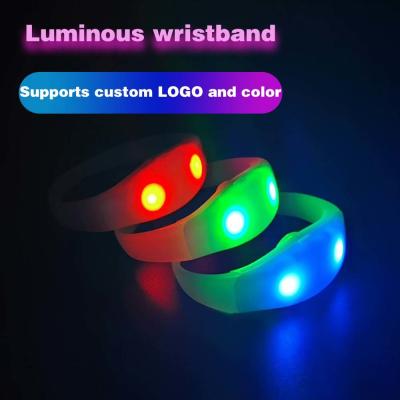 Cina Braccialetto in silicone LED RGB personalizzato Pulsera Audioritmica Braccialetti attivati dal suono per eventi di matrimonio e Ramadan in vendita