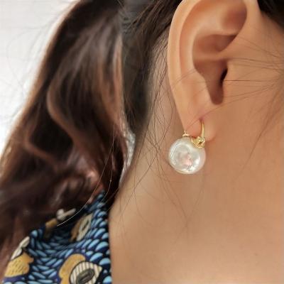 China Casual/Sporty Simple Round Shell Pearl 925 Sterling Silver Leverback Earrings for sale