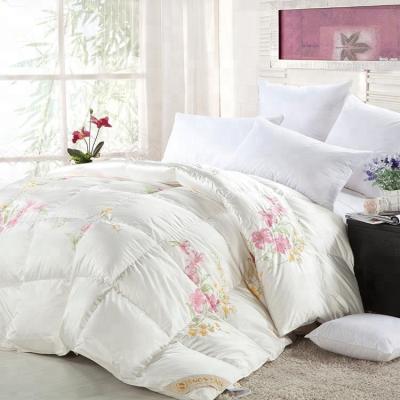 China Luxurious Royal Pattern 90% White Goose Down Filled Machine Washable King Size Bedding Quilt Set for sale