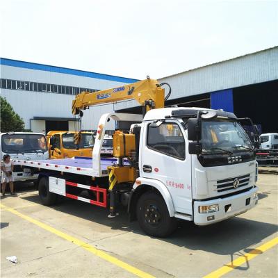 Chine 4 tonnes de camion de récupération de lit à glissière Dongfeng Euro 3 avec grue télescopique à vendre