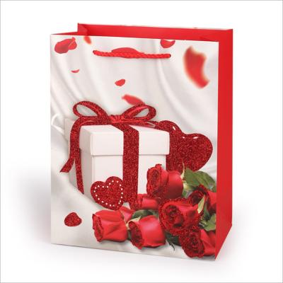 China 2022 High Grade Recyclable Rose Valentine's Day Gift Kraft Paper Bag Love Sprinkling White Card Paper Bag for sale