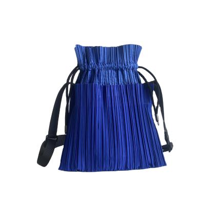 China Drawstring Shrink Bucket Bag Solid Color Durable Durable Quilting Bag for sale