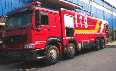 Chine Le camion de pompiers 12 de réservoir d'eau de HOWO 339kw a roulé avec la grande capacité 25000L à vendre