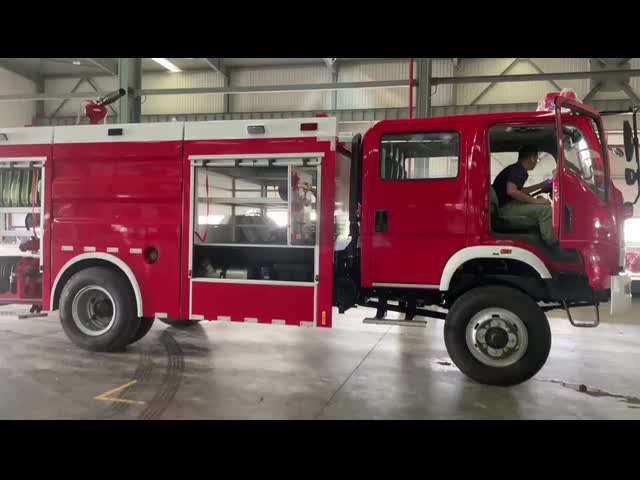 SINOTRUK HOWO Red Color Water Tank Fire Truck 4000L Capacity For Road Spraying Multipurpose
