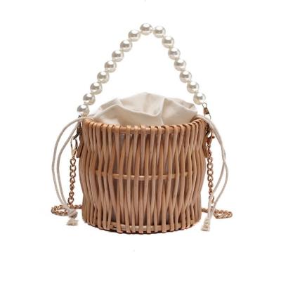 China Europe Pearl Rattan Round Basket Shoulder Bag With Gold Pearl Chain Purse Straw Pearl Purse Beach Bag for sale