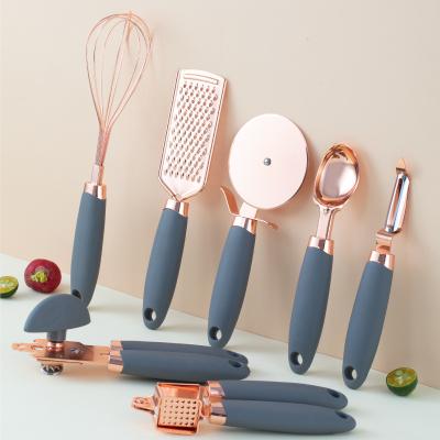 China Viable 7-Piece Kitchen Accessories Instruments Set With Beater Pizza Cutter Garlic Press Can Opener Peeler Grater Ice Cream Spoon for sale