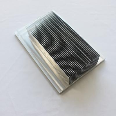 Chine Al6063 anodisant le radiateur esquivé plié naturel d'aileron avec 16 pieds à vendre