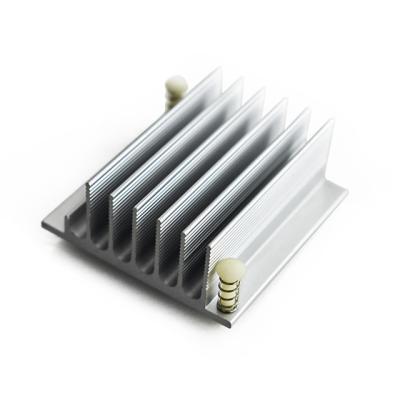 Chine Radiateur expulsé en aluminium clair de anodisation avec Pin Fin Anti Oxidation à vendre