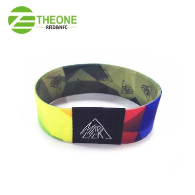 China Tracking RFID Wrist Band Chip Embedded Woven NFC Stretch Elastic Wristband With QR Code Printing for sale