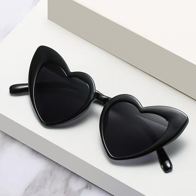 China 2021 New UV400 Lmamba Child Sunglasses Fashion Love Mother Daughter With Peach Heart Glass Personality Heart Shaped Sunglasses for sale