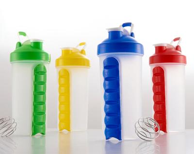 China Wholesale Viable Protein Shaker Cup With 7days Removable Pill Box With Folding Handle Shaker Plastic Bottle Custom Protein Shake Cup for sale