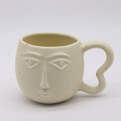 China Sustainable 3D Human Face Mug Ceramic Coffee Mug With Sharp Heart Handle Mug for sale