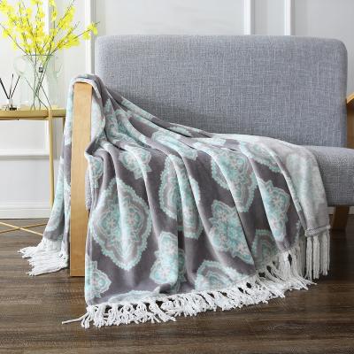 China Folded Home Textiles Custom Soft Warm Printing Flannel Fleece Throws Blankets With Tassels for sale