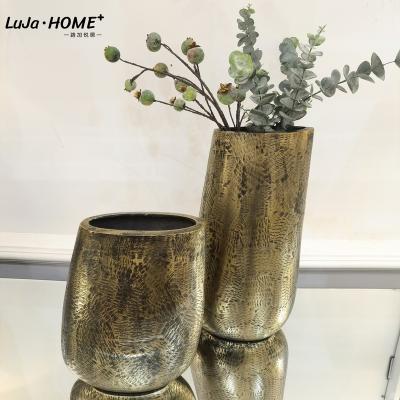 China Best Selling Aluminum Art Deco Vases for Centerpiece Flowers Home Decor Light Gold Metal Luxury Flower Vase for sale