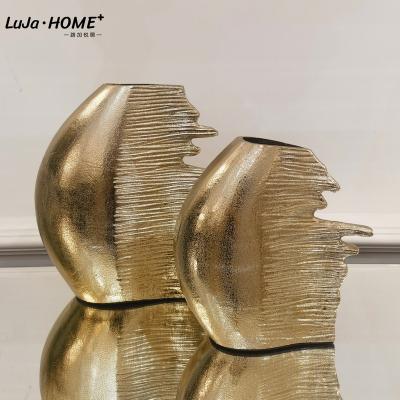 China Art Deco Customized New Product Luxury Irregular Vase Wedding Centerpieces Shiny Gold Metal Decorative Vase For Flowers for sale