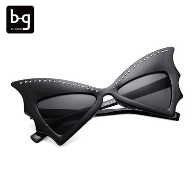 China Injection SUNGLASSES/FASHION SUNGLASSES High Fashion Design Bat Shade Sun Glasses Rivet Butterfly Sunglasses Cat Eye Glasses Women for sale