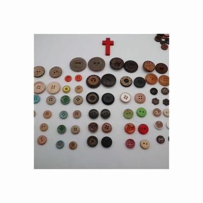 China Eco - Friendly Fashion Washable Handmade 2 4 Holes Round Wooden Clothing Buttons for sale