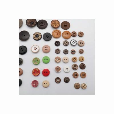 China Washable Wholesale 4 Holes Round Custom Logo Natural Wood Buttons For Clothes for sale