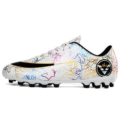 China Soccer shoes Comfortable Camouflage Cleats Football Boots Breathable Men Soccer Football Shoes With Popular Design for sale