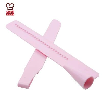 China New Design 2Pcs Food Grade Plastic Removable Scraper Cream Cake Right Angle Wiper Baking Tools for sale