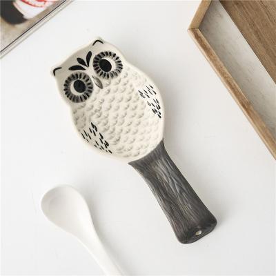 China Sustainable Wholesale porcelain cooking spoon utensil holder white ceramic spoon rest holder Kitchen restaurant ceramic spoon Rest for sale