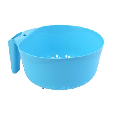 China Sustainable Plastic Round Shape Vegetable Fruit Colander Strainer With Handle For Kitchen / Plastic Vegetable Colander Container for sale