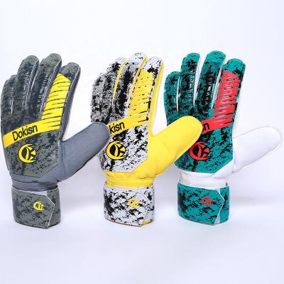 China Professional Soccer Goalkeeper Gloves Latex Soccer Goalkeeper Gloves With Finger Guards Soccer Gloves for sale