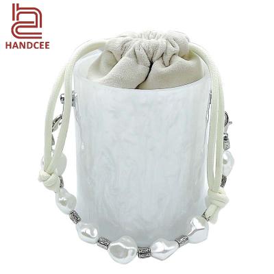 China High Quality 2022 New Arrivals Barrel Type Women Luxury White Bucket Purses Women Party Designer Ladies Acrylic Pearl Equalizing Clutch for sale