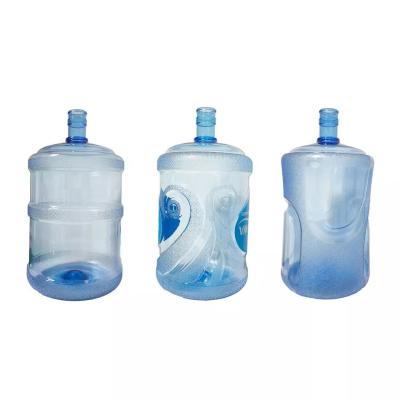 China Botella de agua de 5 galones de color azul cuerpo redondo reciclable OEM para beber agua embotellada en venta