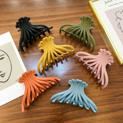 China Hot Selling Fashion Fashion Women Acrylic Hair Accessories Korean Cheap Scrunchies Large Plastic Hair Claw for sale