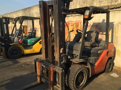 China Red Color 3 Ton Used Container Toyota Forklift 7FD30 With Middle Cylinder and Side Shifter for sale